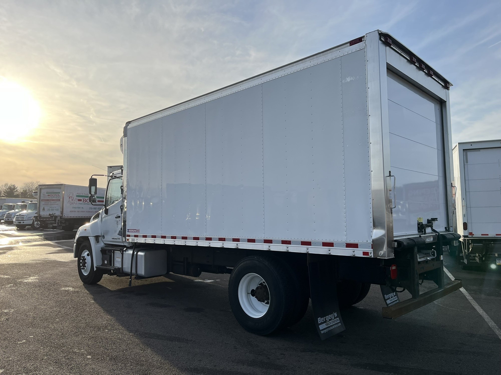 2016 HINO 268A - image 4 of 6