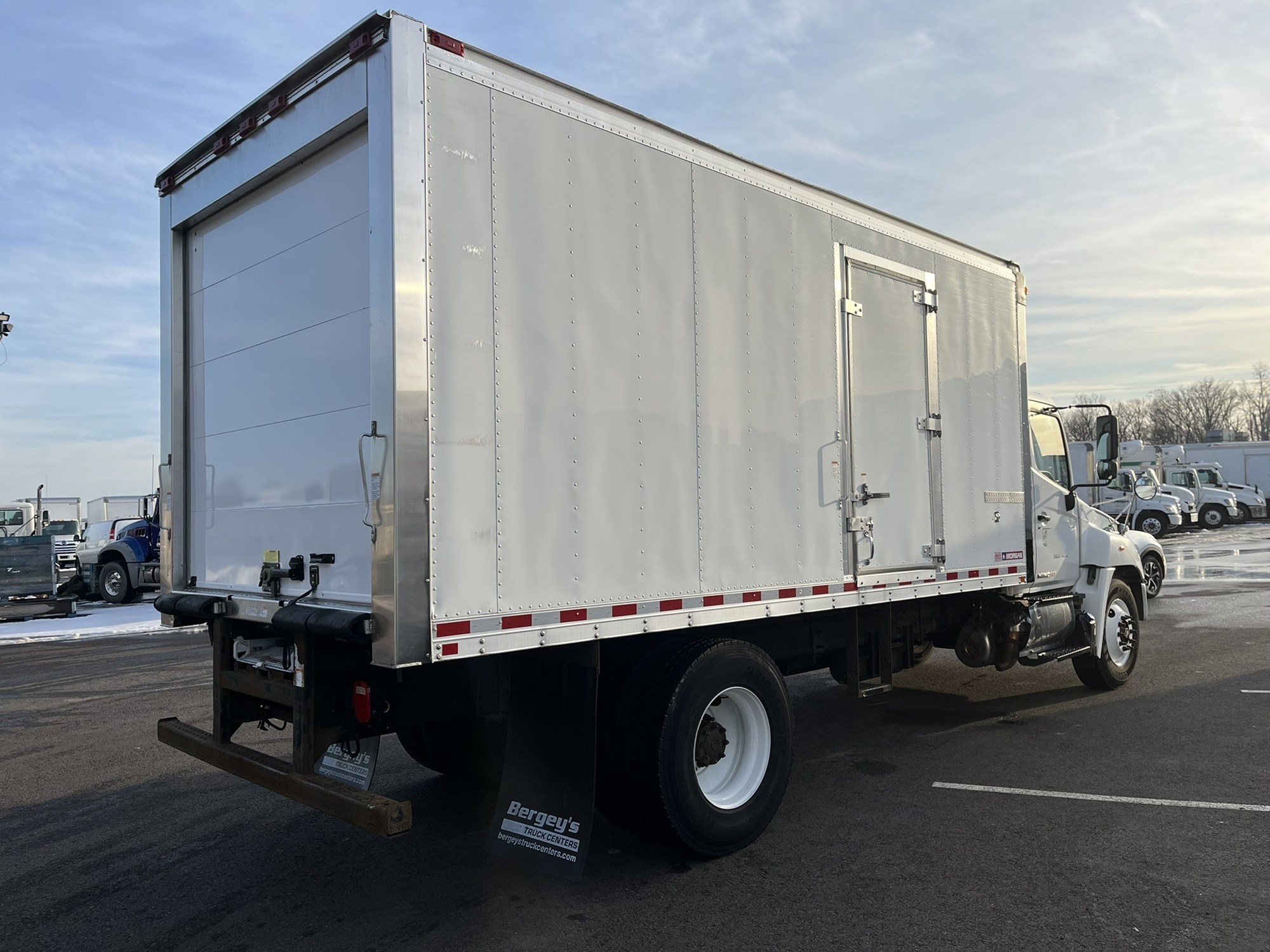 2016 HINO 268A - image 5 of 6