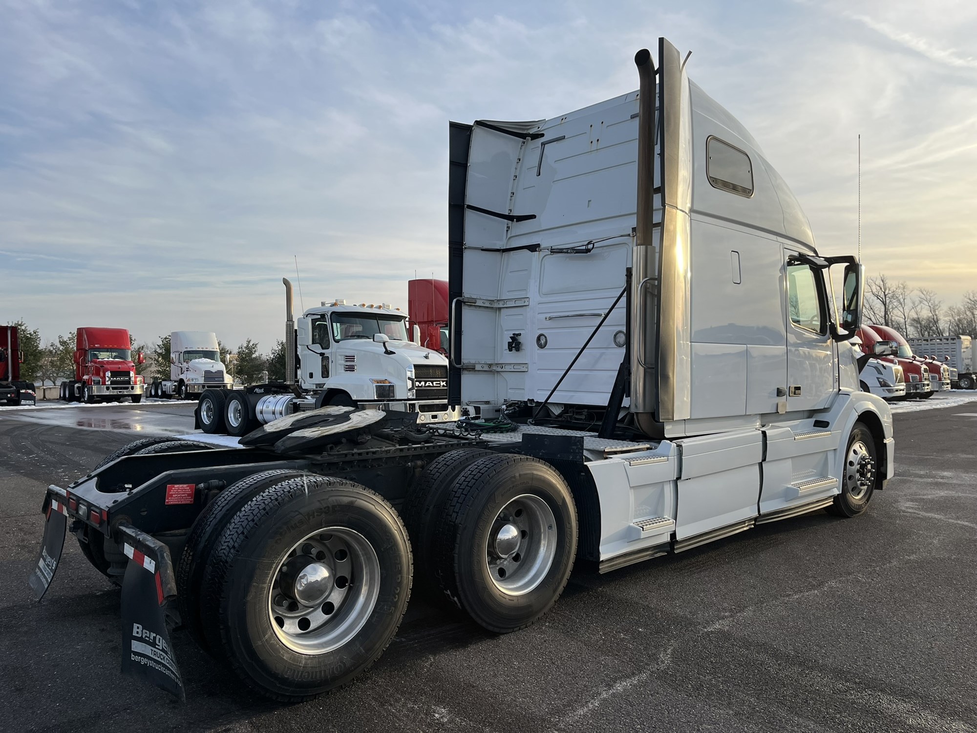 2018 VOLVO VNL64T670 - image 4 of 6