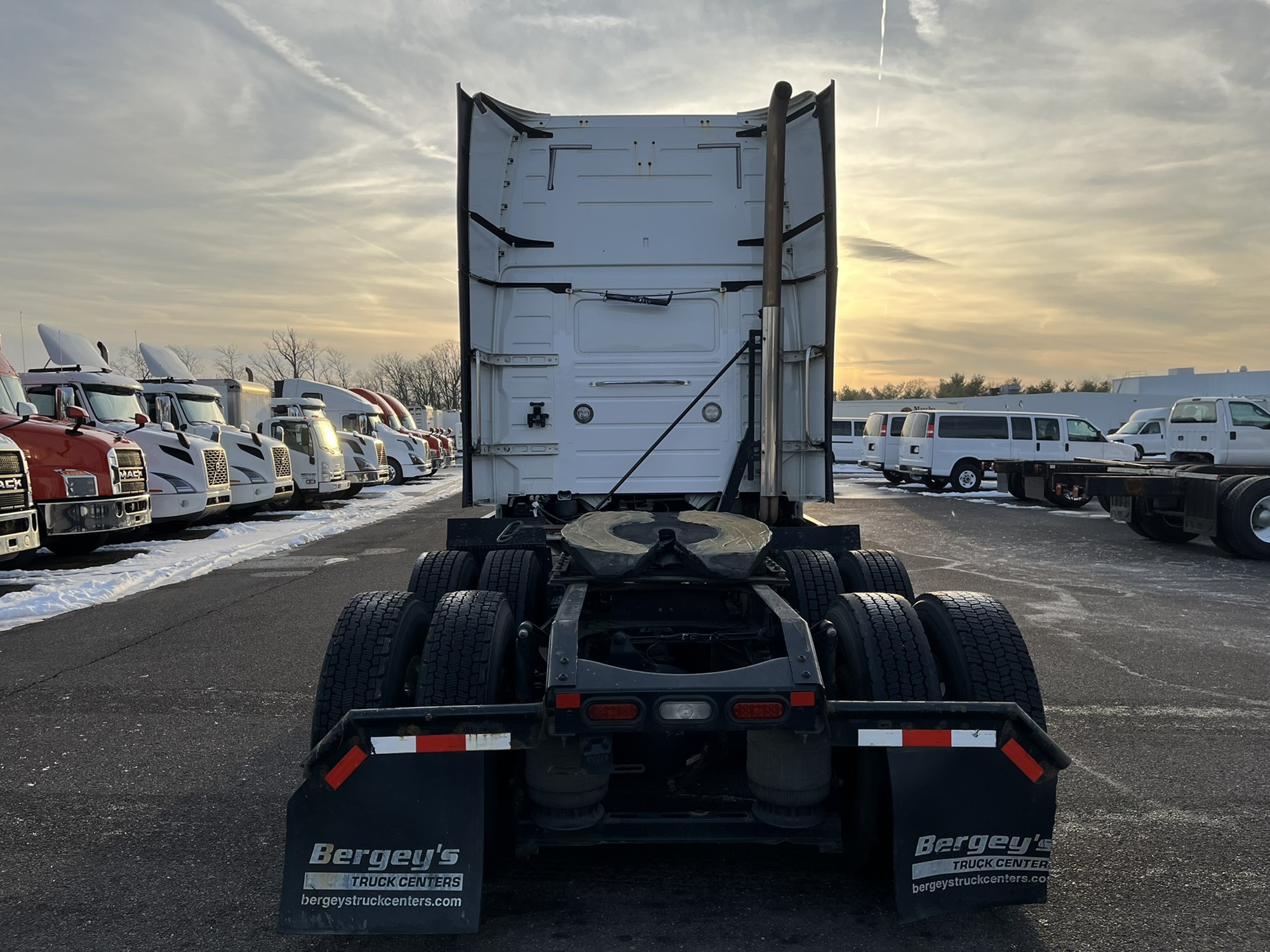 2018 VOLVO VNL64T670 - image 5 of 6
