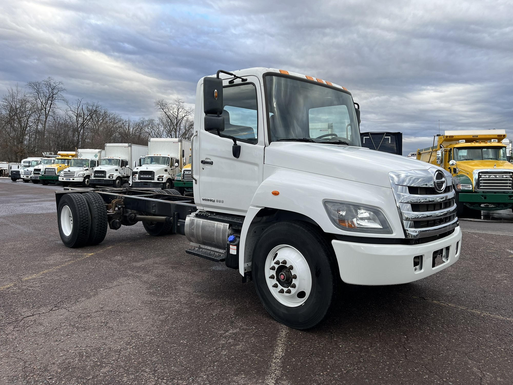 2019 HINO 268A - image 3 of 6