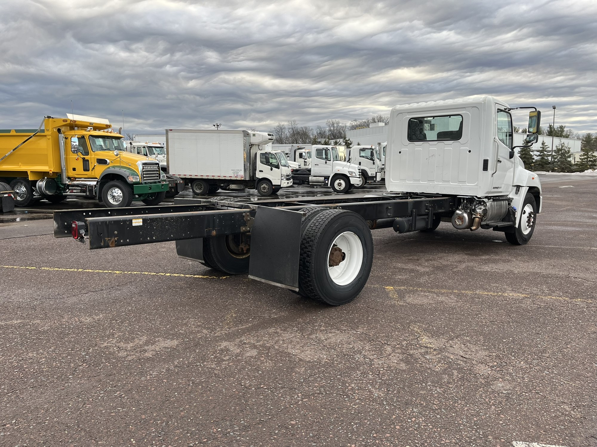 2019 HINO 268A - image 4 of 6