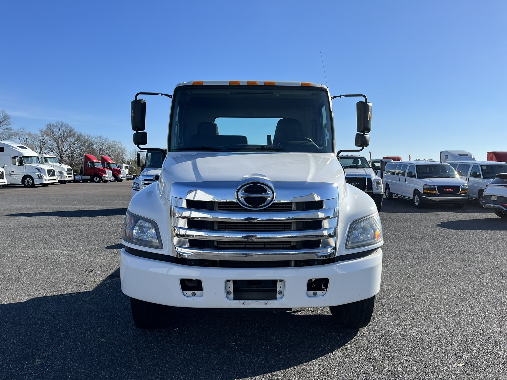 2019 HINO 268A - image 2 of 6