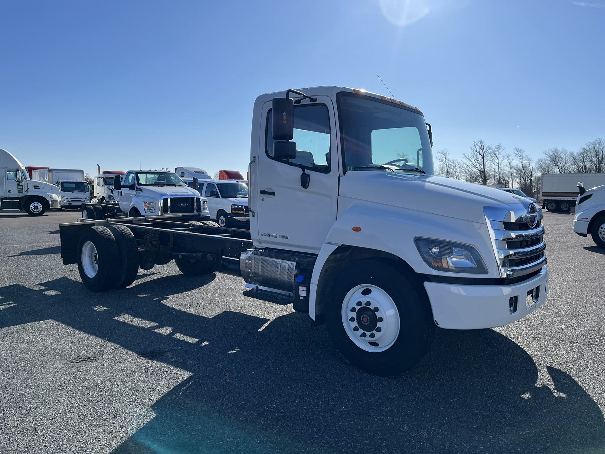 2019 HINO 268A - image 3 of 6