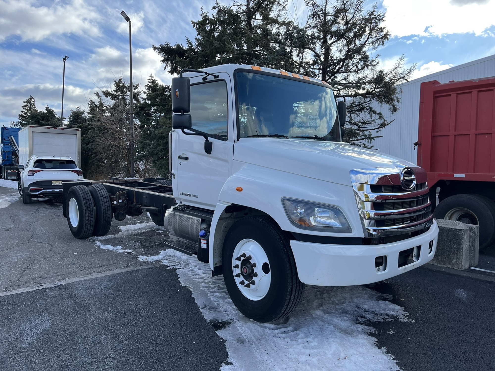 2019 HINO 268A - image 1 of 5