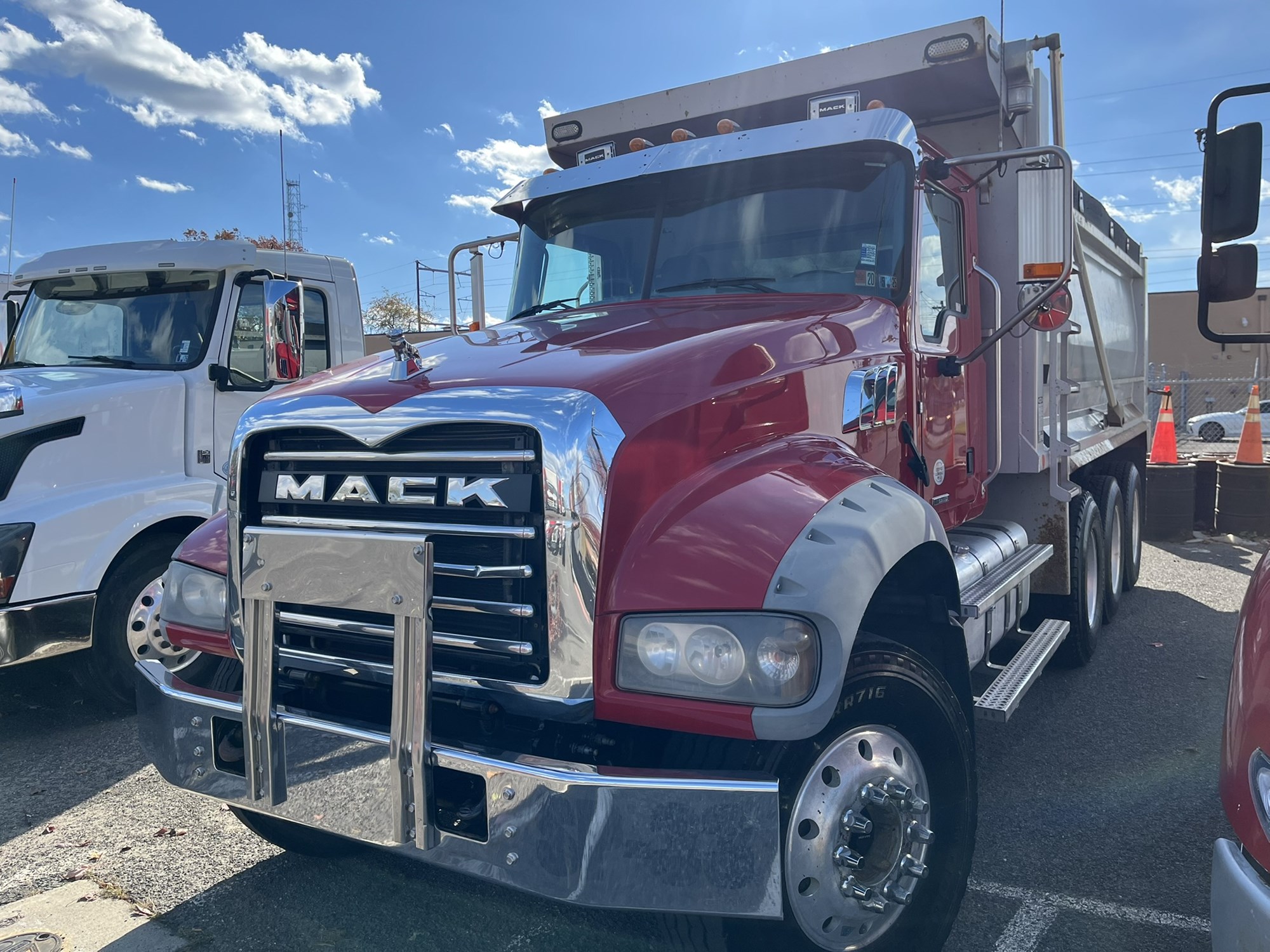 2019 MACK GR64F - image 1 of 4