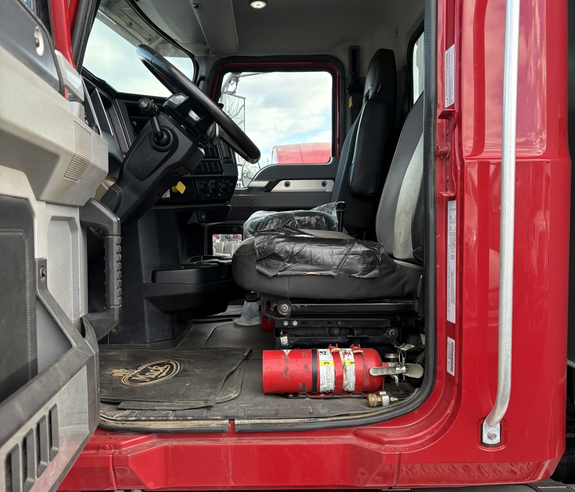 2019 MACK GR64F - image 6 of 6