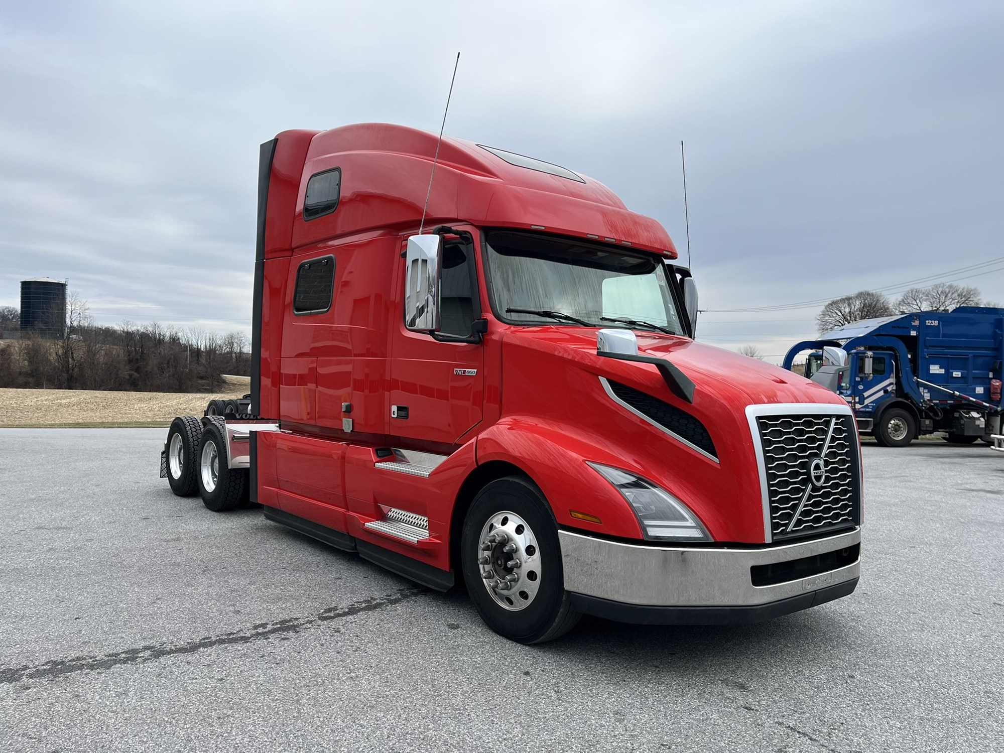 2021 VOLVO VNL 860 - image 3 of 6