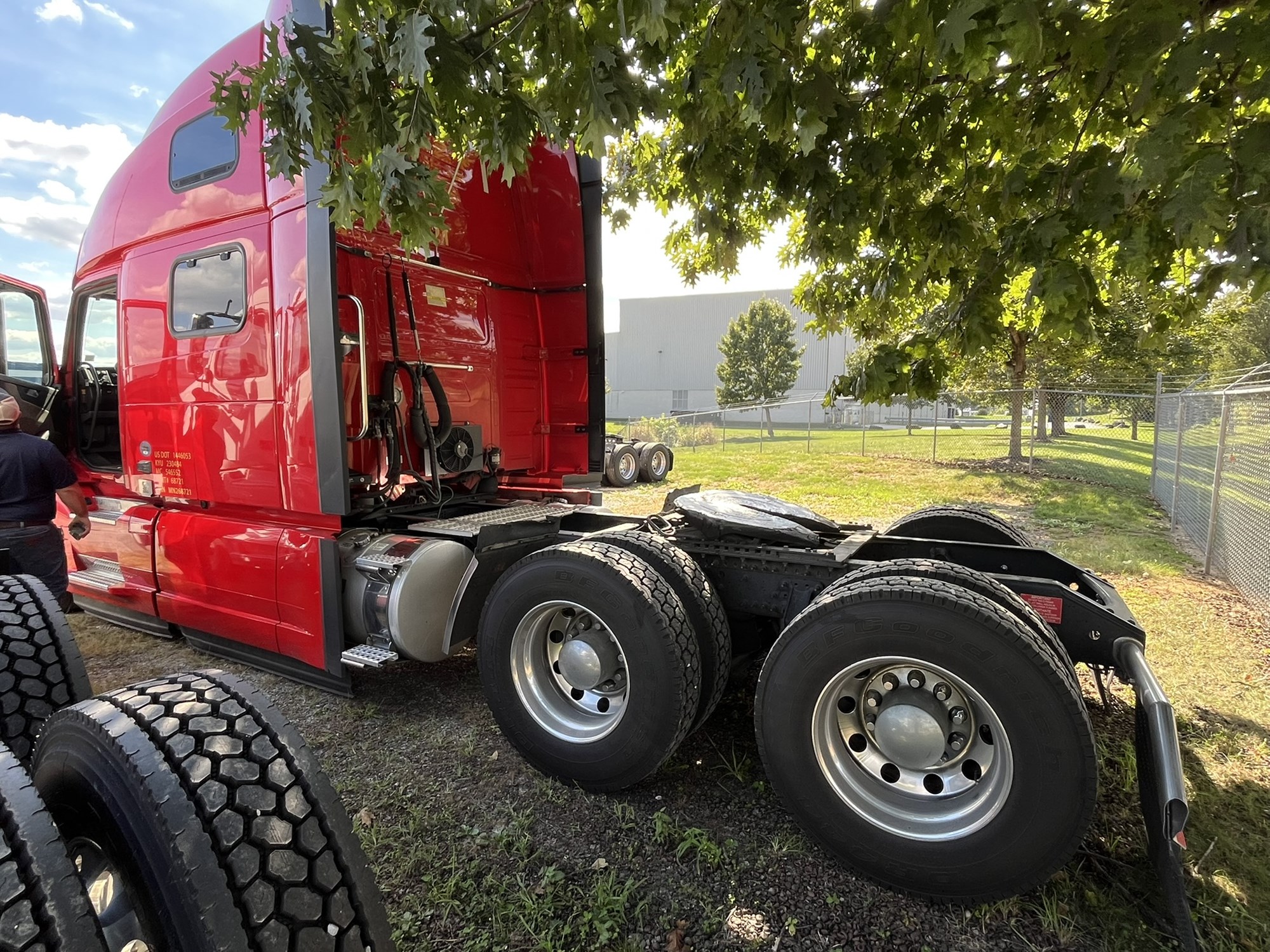 2021 VOLVO VNL 860 - image 4 of 6