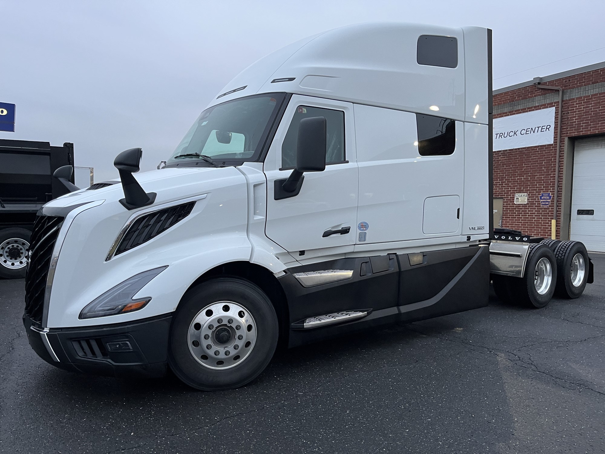 2026 VOLVO New VNL64T860 - image 1 of 6