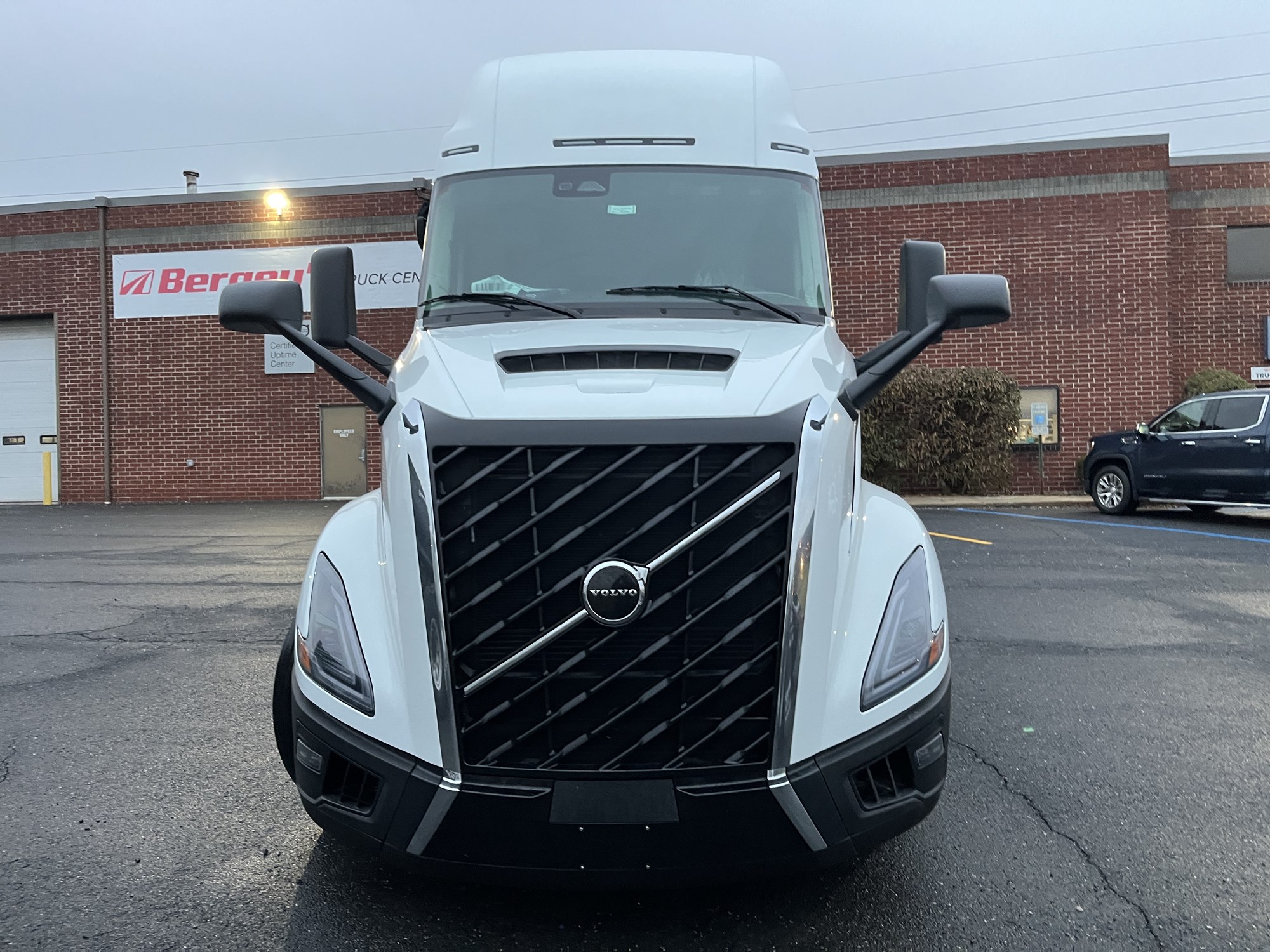 2026 VOLVO New VNL64T860 - image 2 of 6