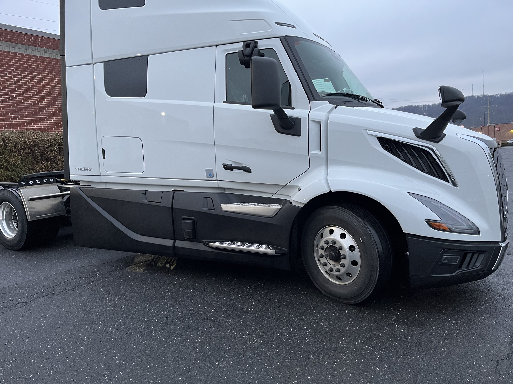 2026 VOLVO New VNL64T860 - image 3 of 6