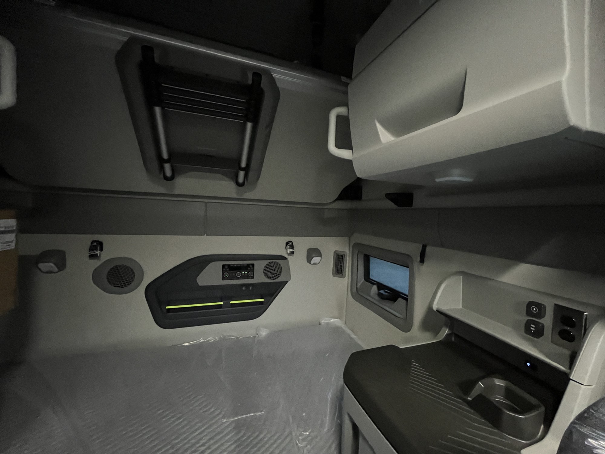 2026 VOLVO New VNL64T860 - image 4 of 6