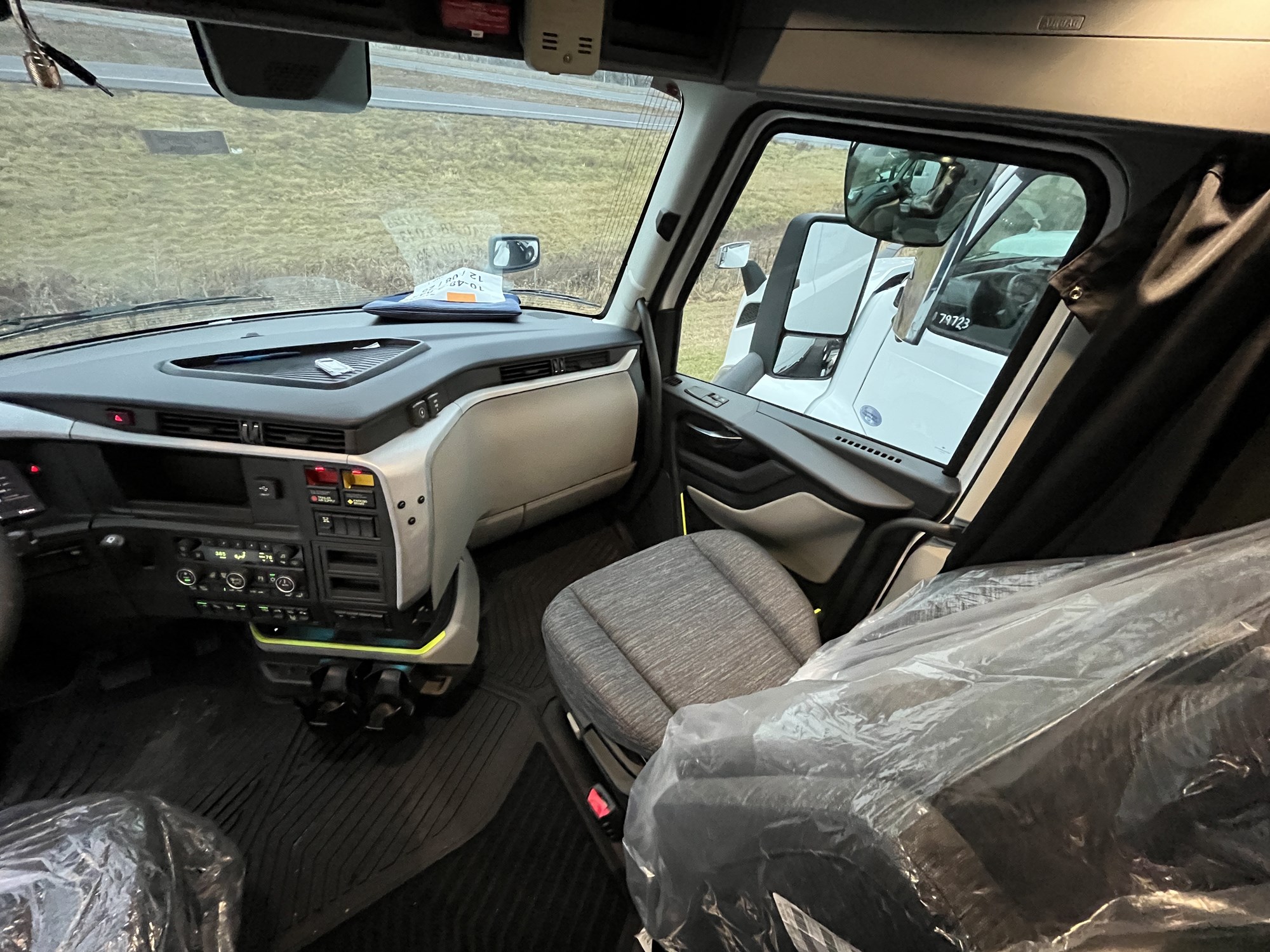 2026 VOLVO New VNL64T860 - image 6 of 6