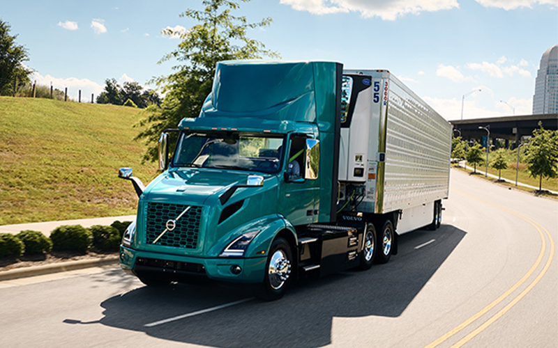 Volvo Trucks 4x2 Straight Truck - image 2 of 4