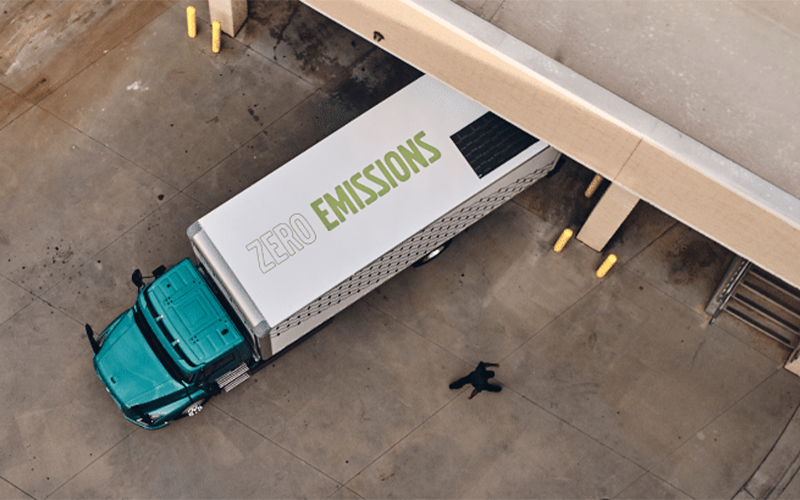 Volvo Trucks 4x2 Tractor - image 2 of 4