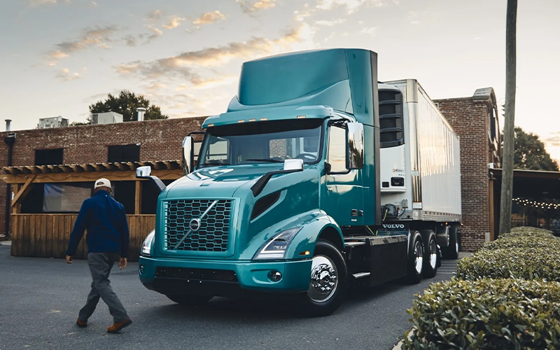 Volvo Trucks 6x4 Straight Truck - image 3 of 4