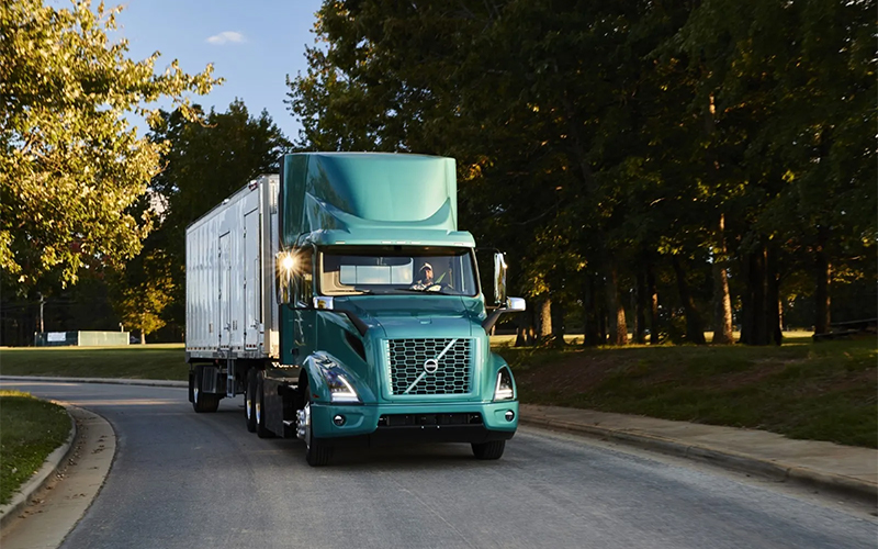 Volvo Trucks 6x4 Straight Truck - image 4 of 4