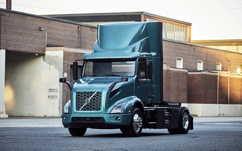 Volvo Trucks 6x4 Tractor - image 3 of 4