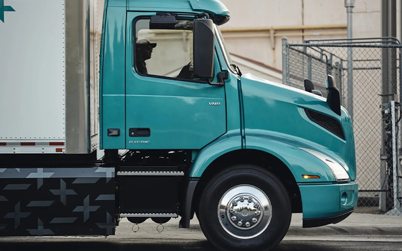 Volvo Trucks 6x4 Tractor - image 4 of 4