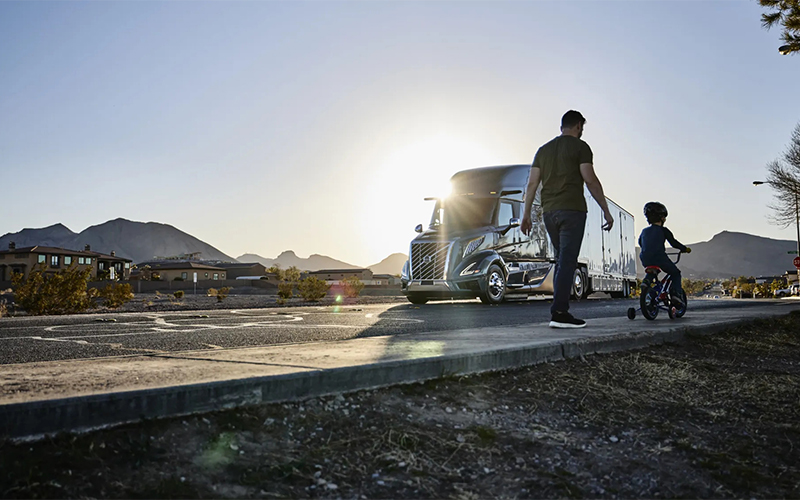 Volvo Trucks VNL 660 - image 3 of 4