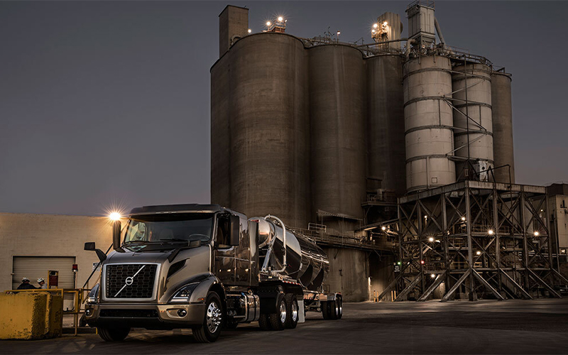 Volvo Trucks VNR 640 - image 2 of 6