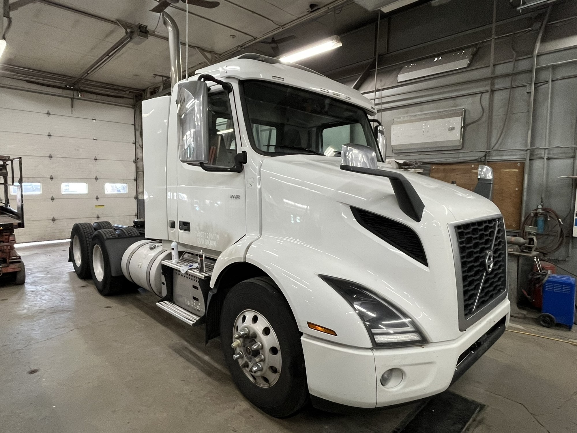 2019 VOLVO VNR64T300 - image 1 of 4