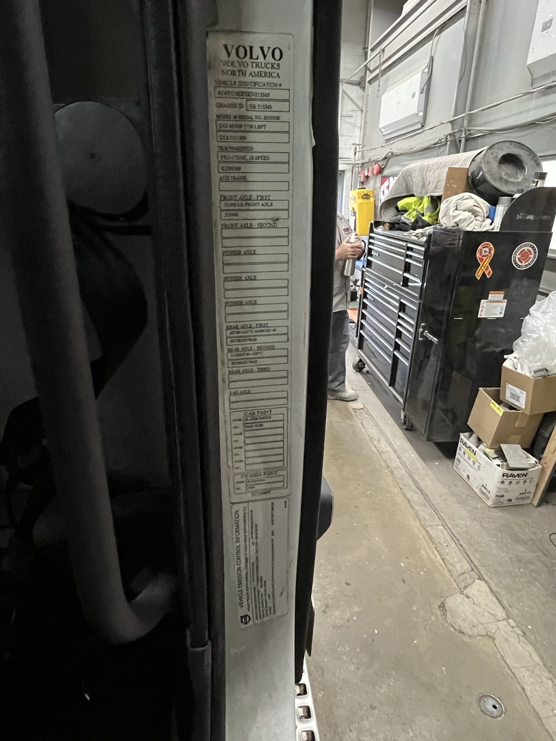 2019 VOLVO VNR64T300 - image 4 of 4