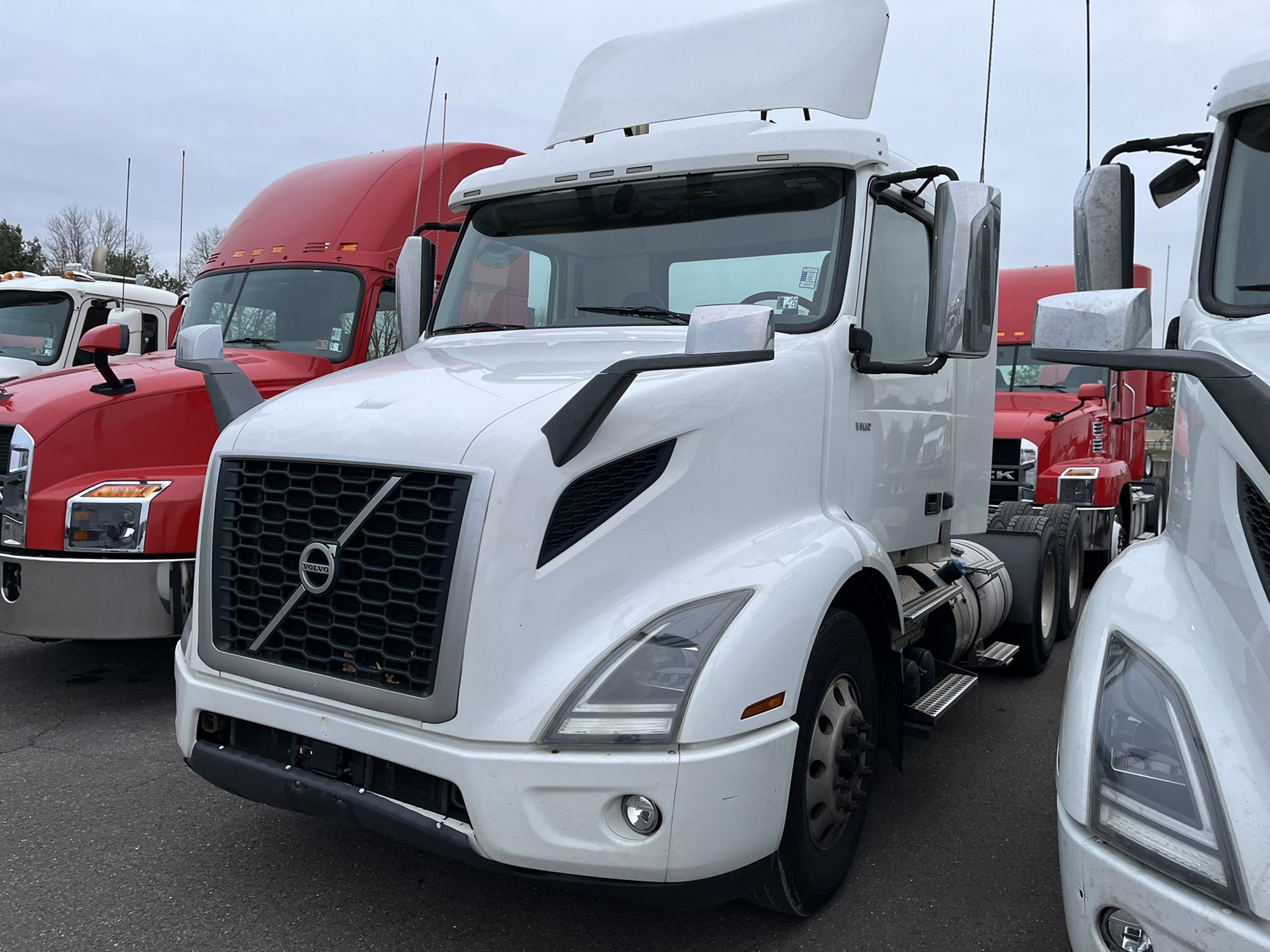 2019 VOLVO VNR64T300 2019 VOLVO VNR64T300 - image 1 of 6