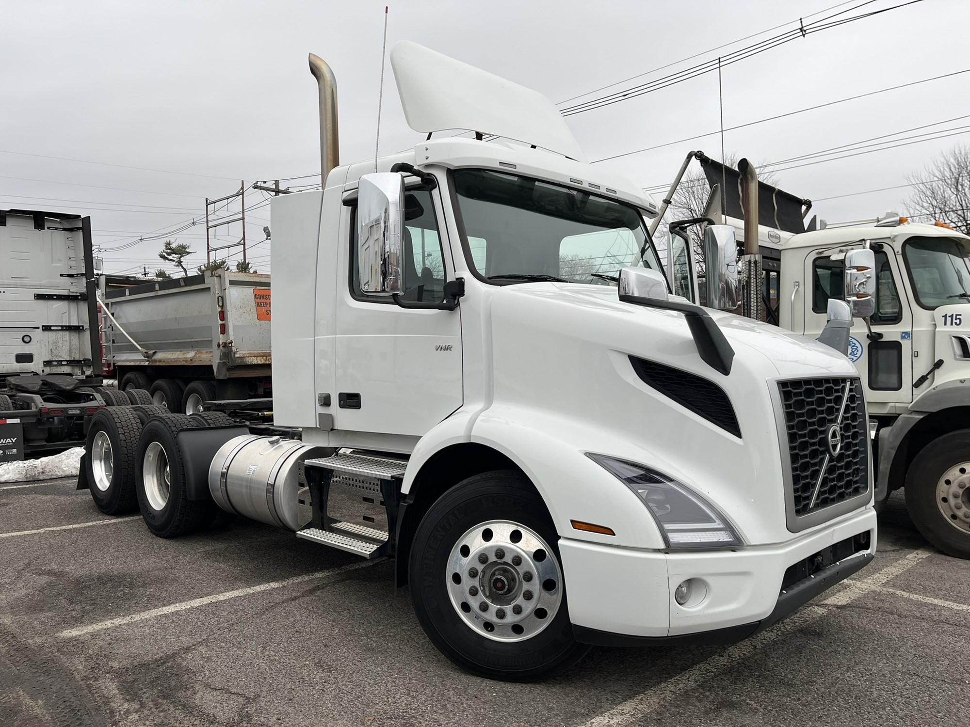 2019 VOLVO VNR64T300 2019 VOLVO VNR64T300 - image 2 of 6