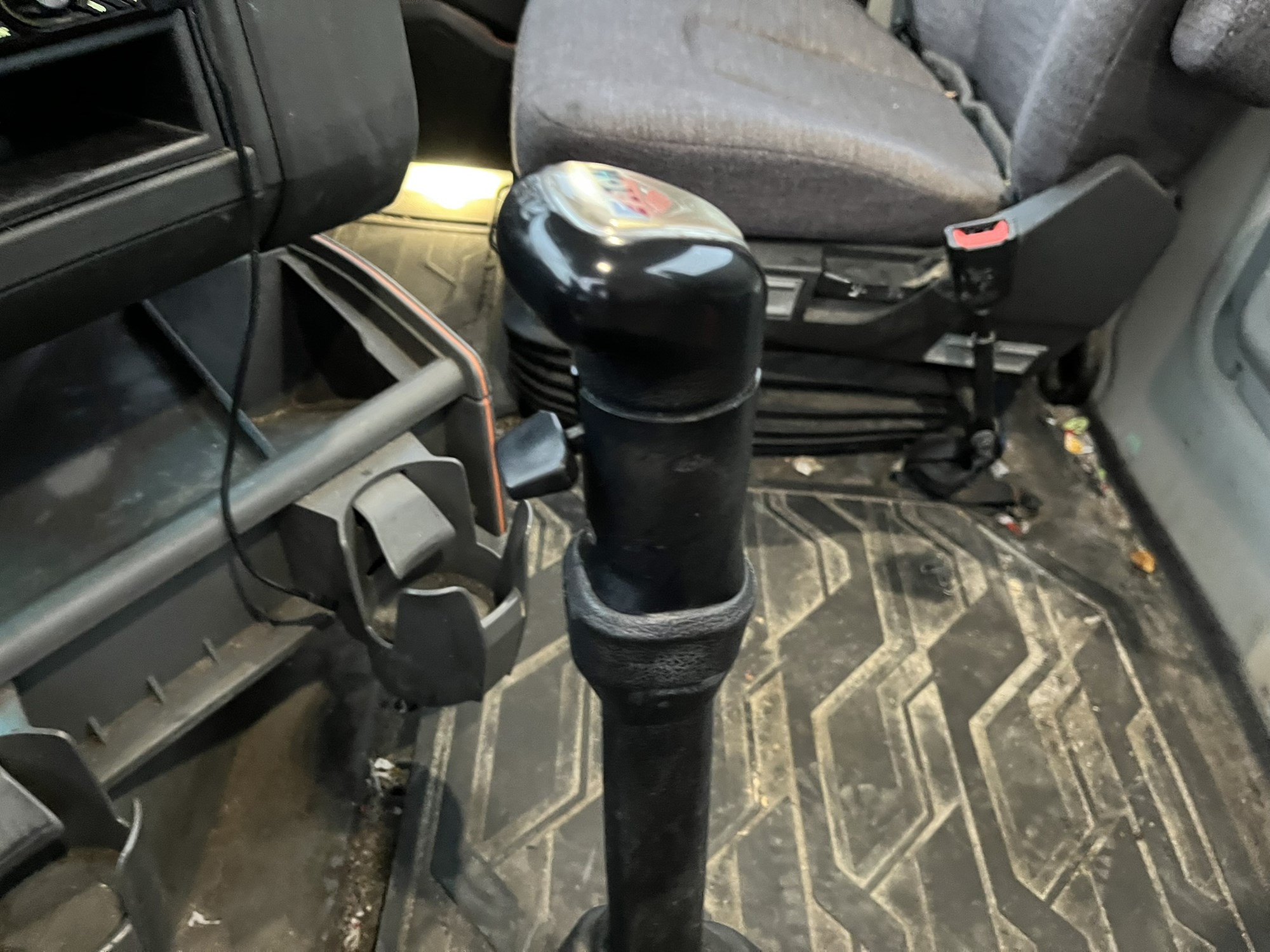 2019 VOLVO VNR64T300 - image 4 of 5