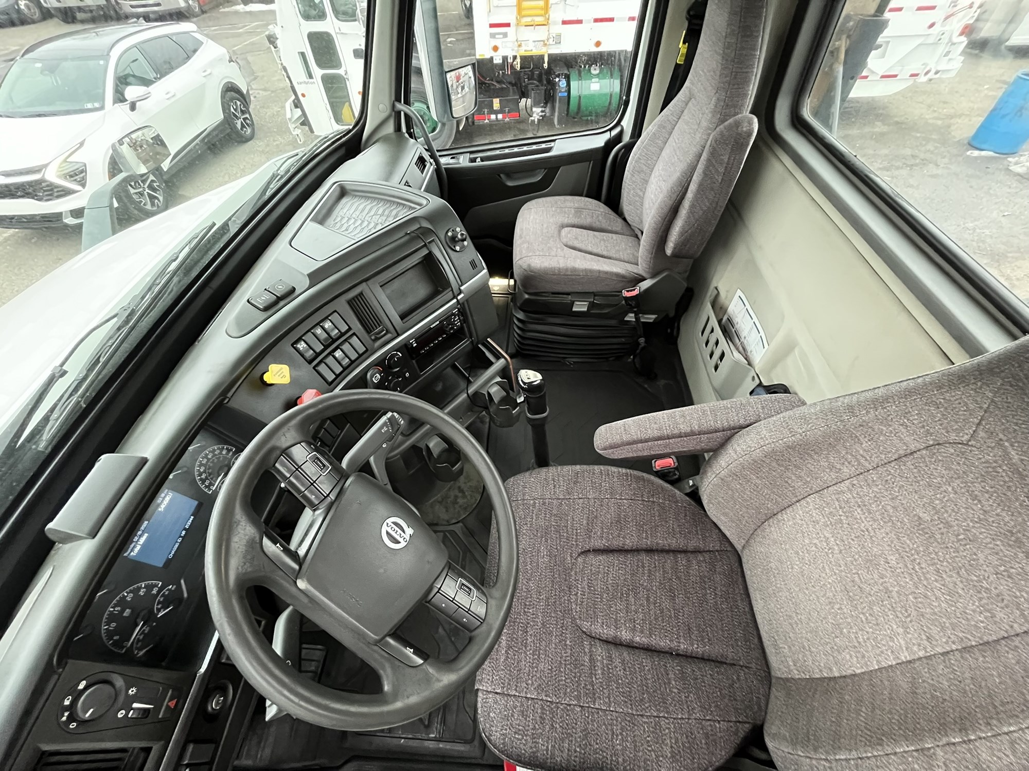 2019 VOLVO VNR64T300 2019 VOLVO VNR64T300 - image 6 of 6