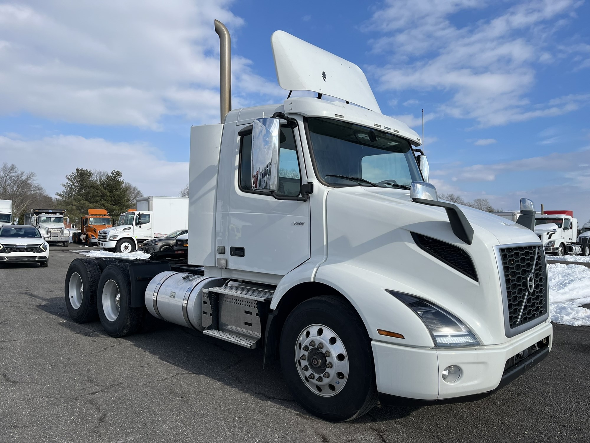 2019 VOLVO VNR64T300 - image 3 of 6