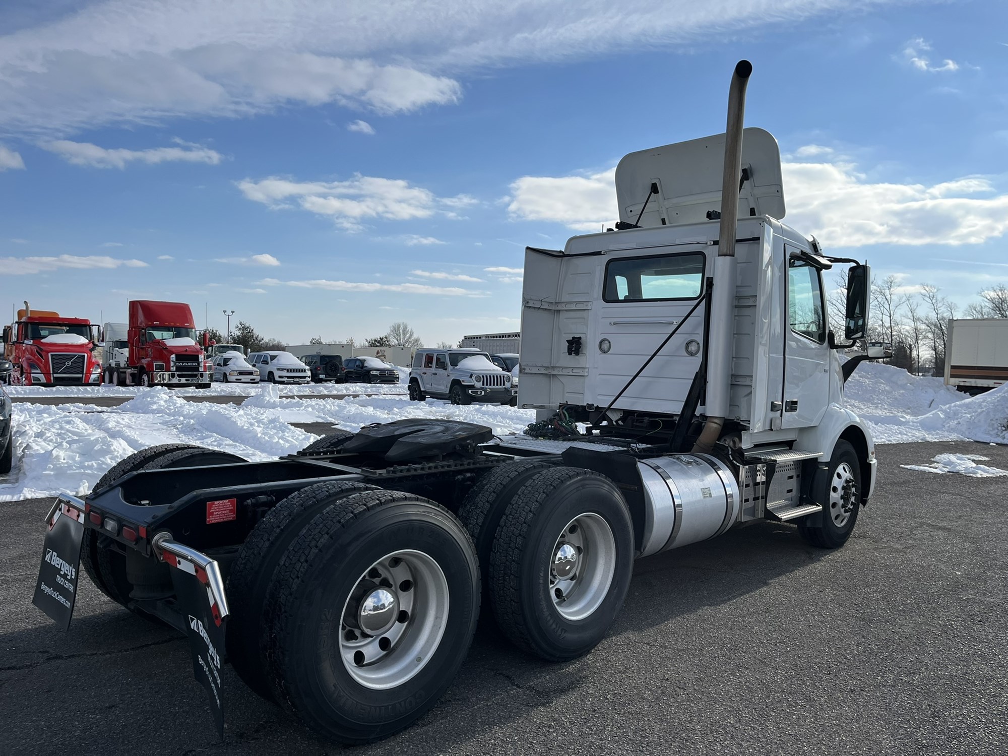 2019 VOLVO VNR64T300 - image 4 of 6