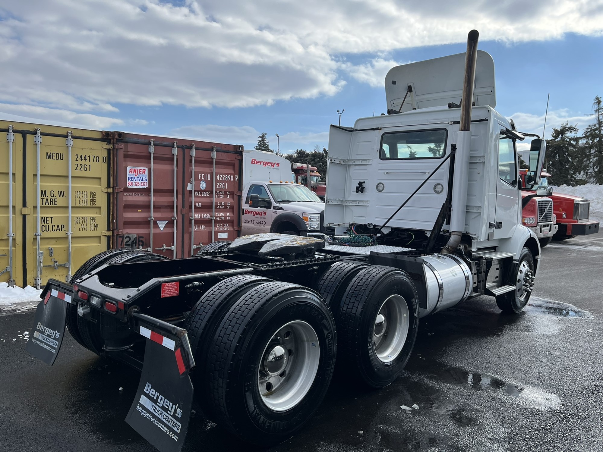 2019 VOLVO VNR64T300 - image 4 of 6