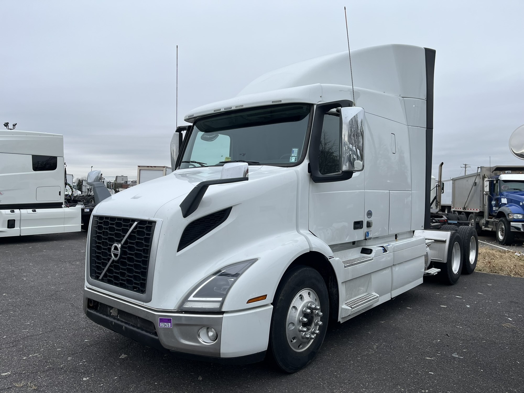 2020 Volvo - image 1