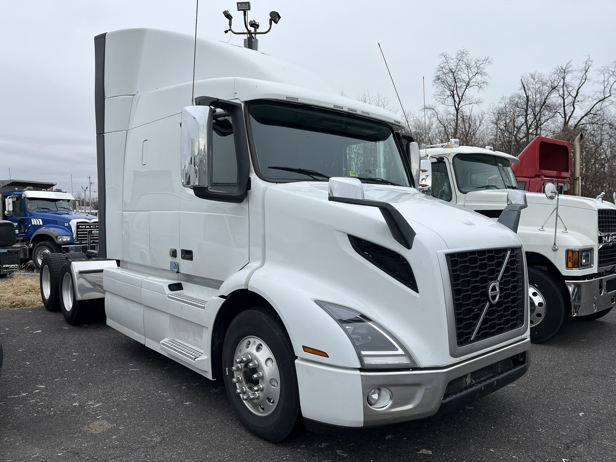 2020 Volvo - image 2