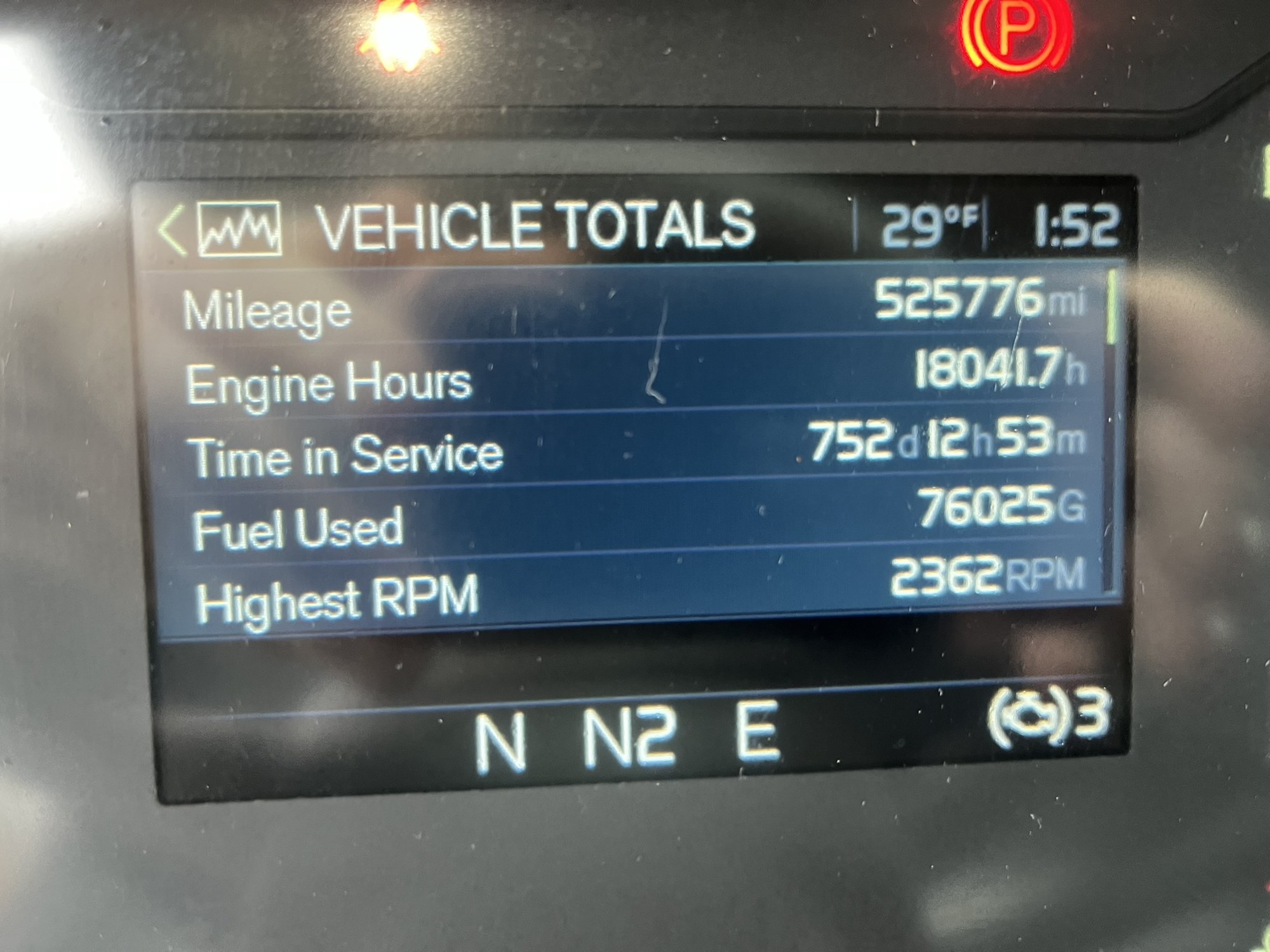 2020 VOLVO VNR64T640 - image 3 of 6