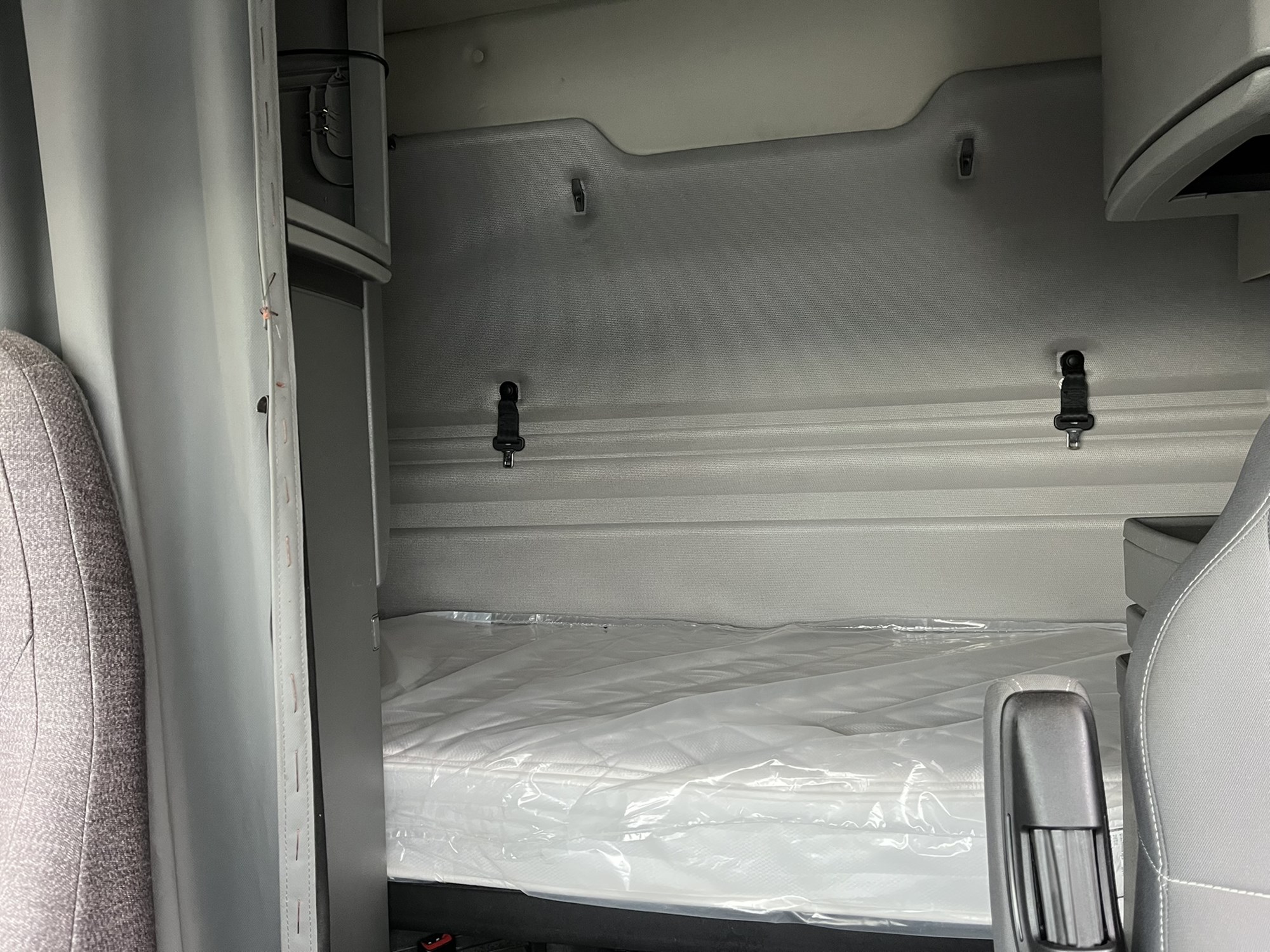 2020 VOLVO VNR64T640 - image 4 of 6