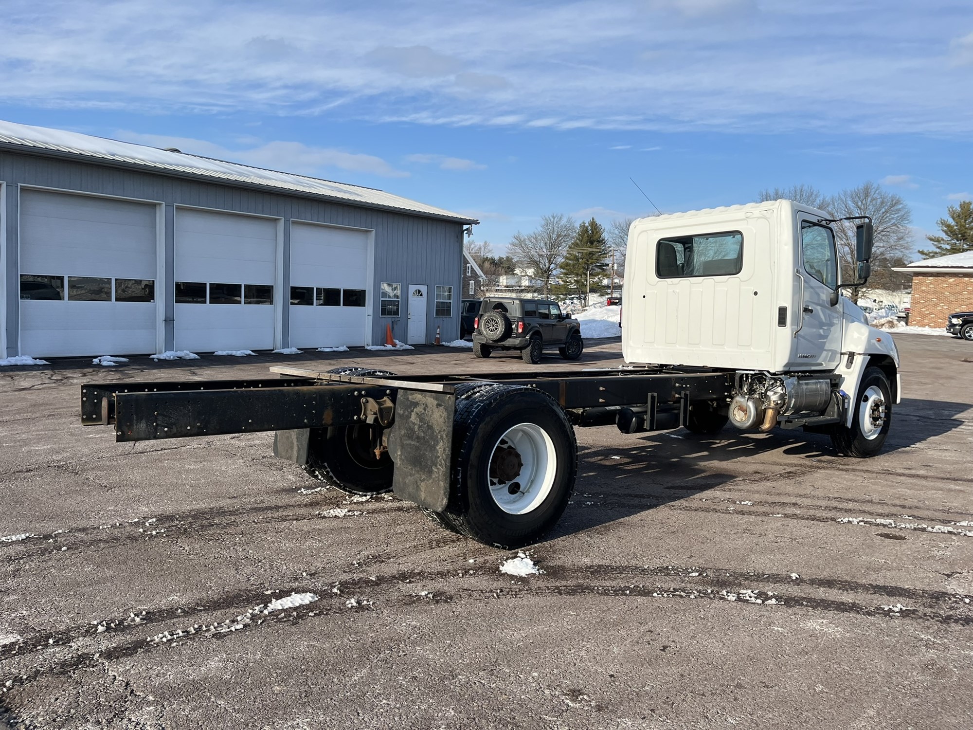 2019 Hino 268 - image 4