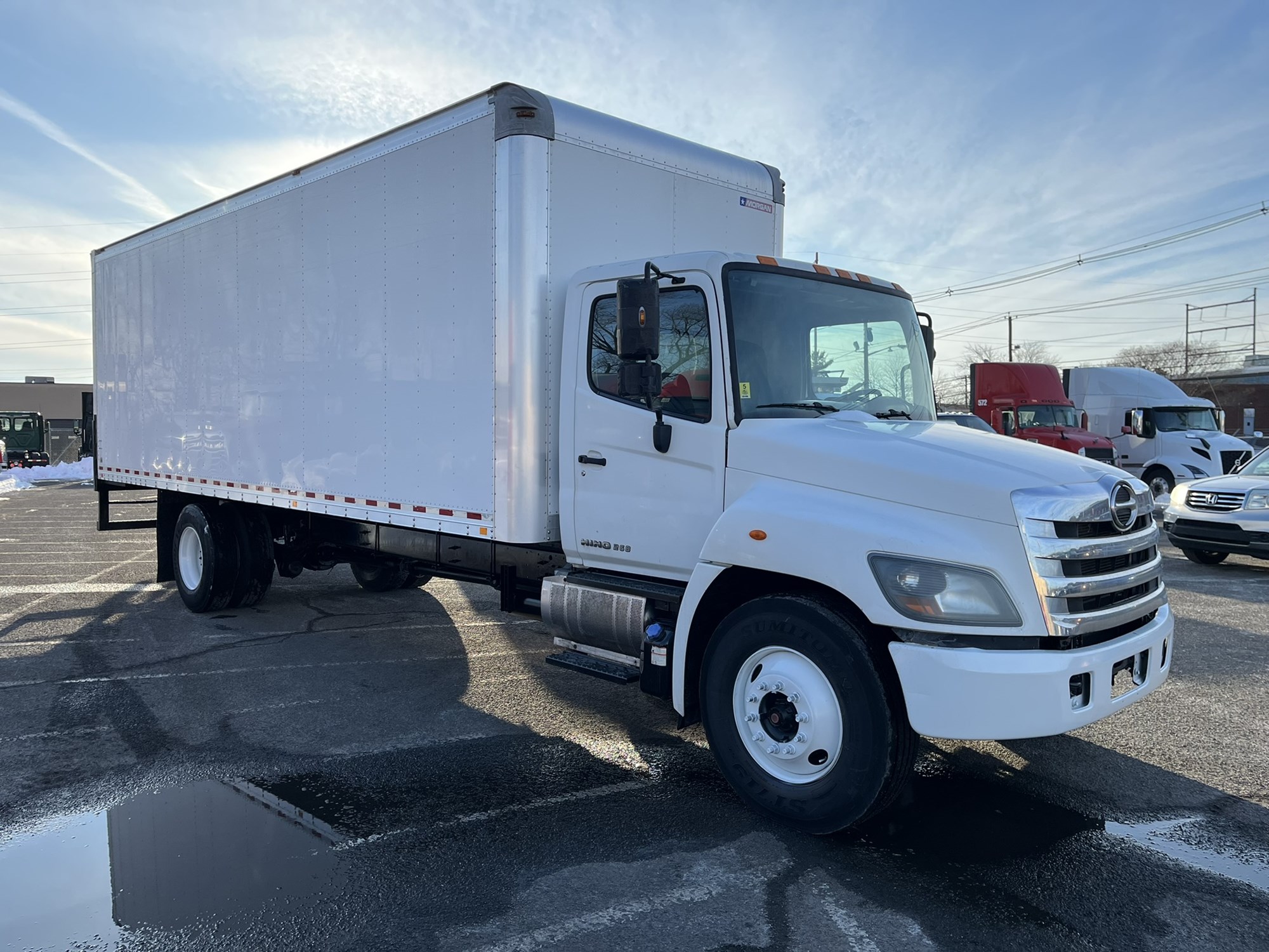 2017 HINO 268A - image 3 of 6