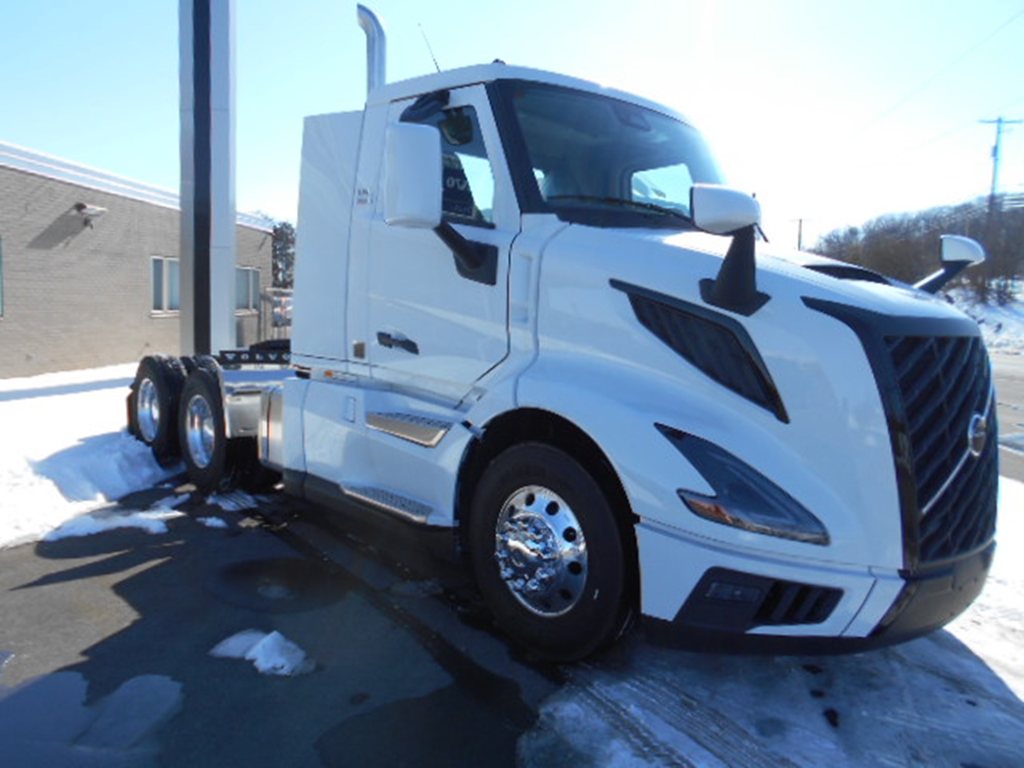 2025 Volvo - image 2