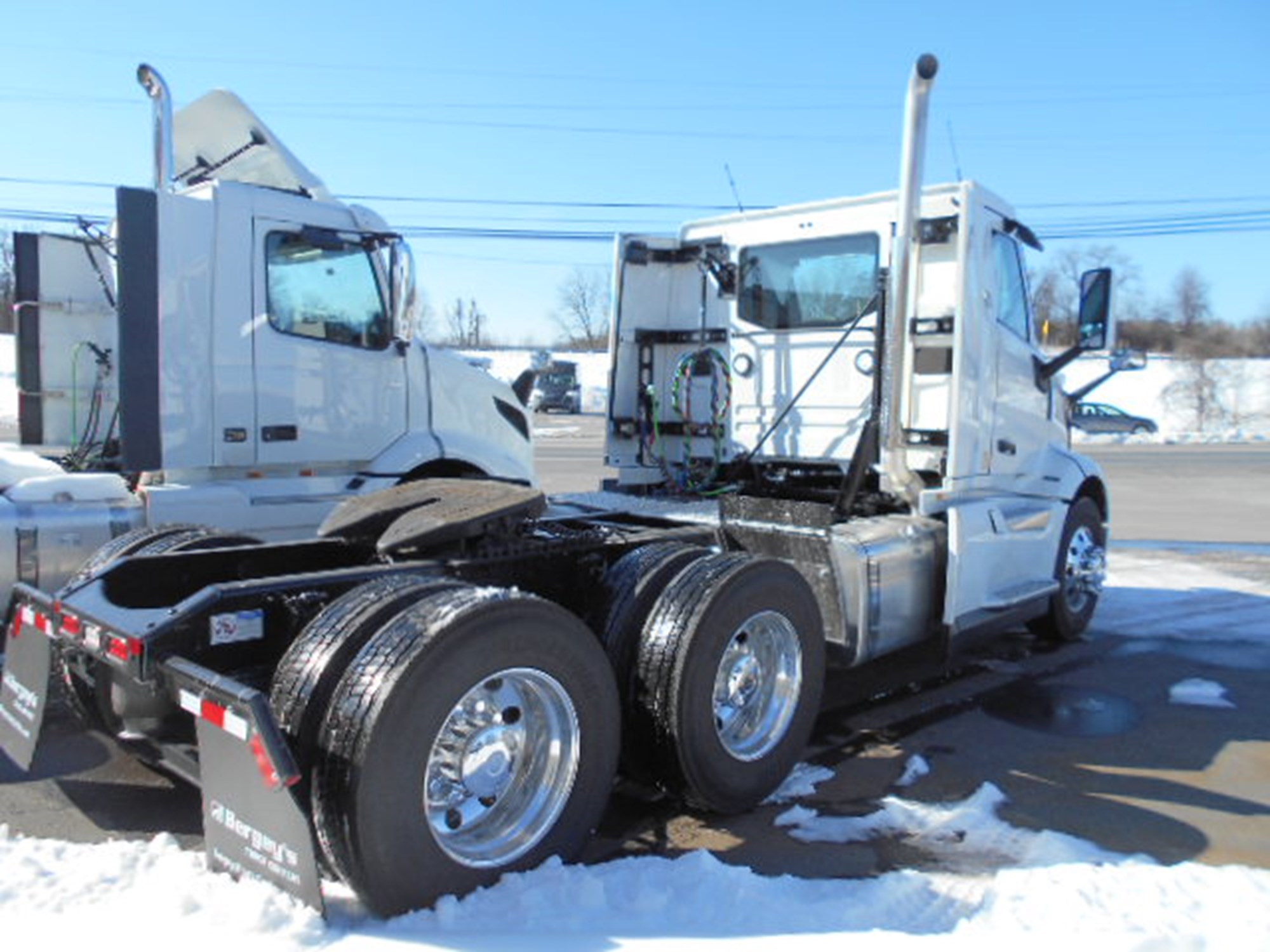 2025 Volvo - image 3