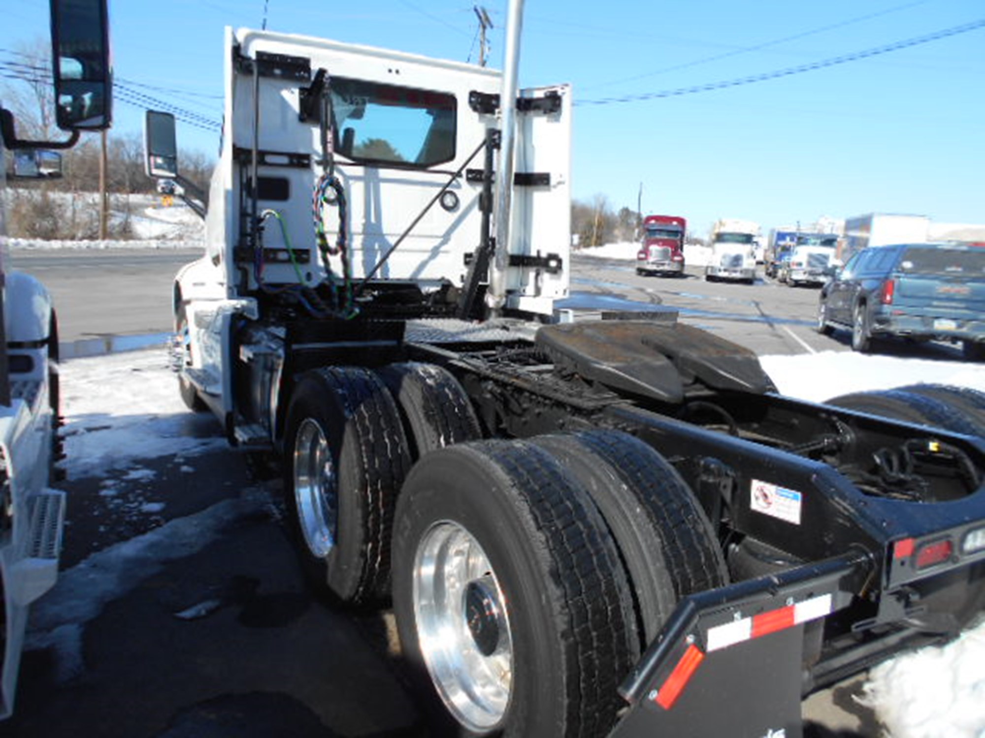 2025 Volvo - image 4