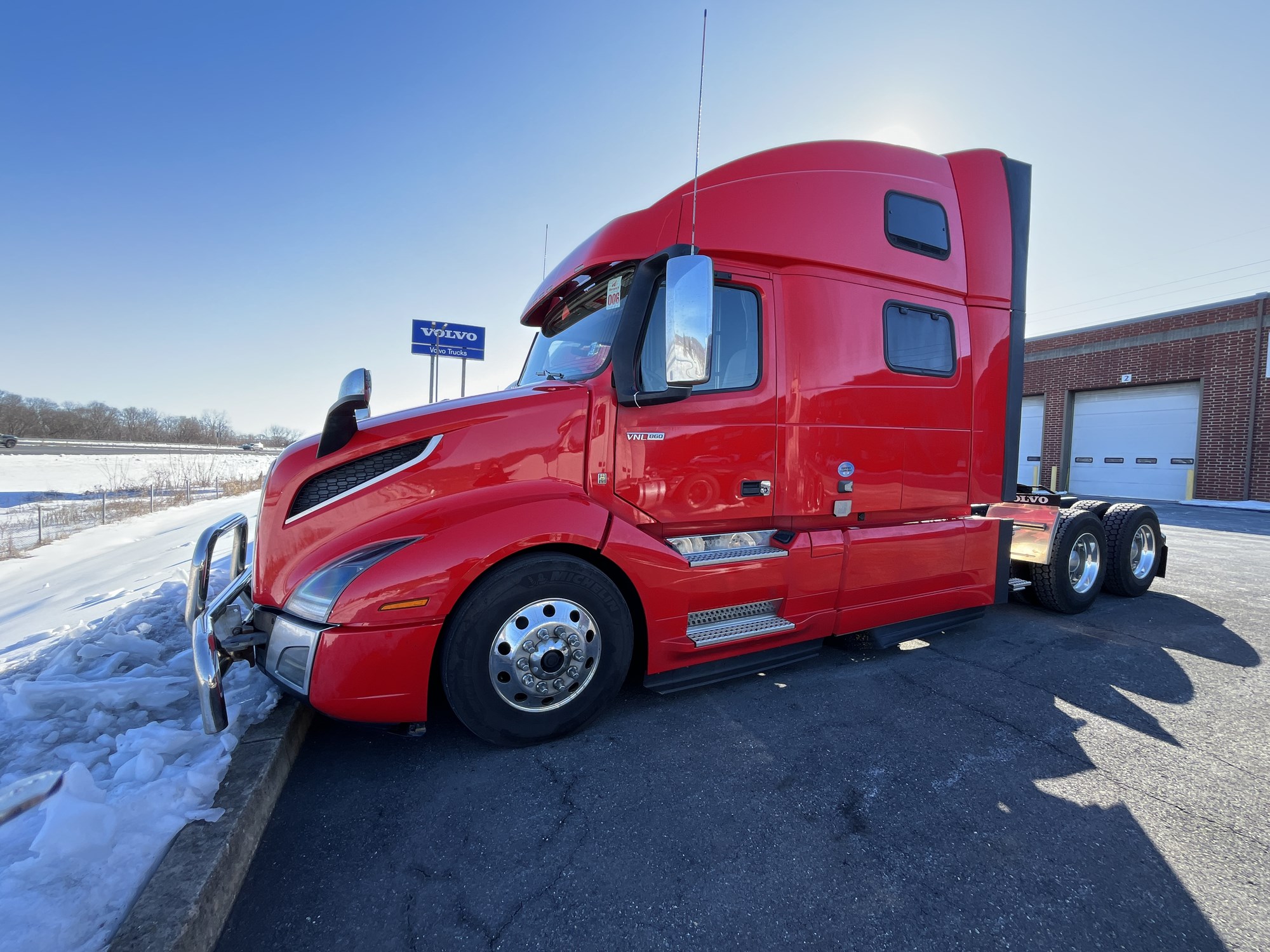 2022 Volvo VNL 860 - image 1