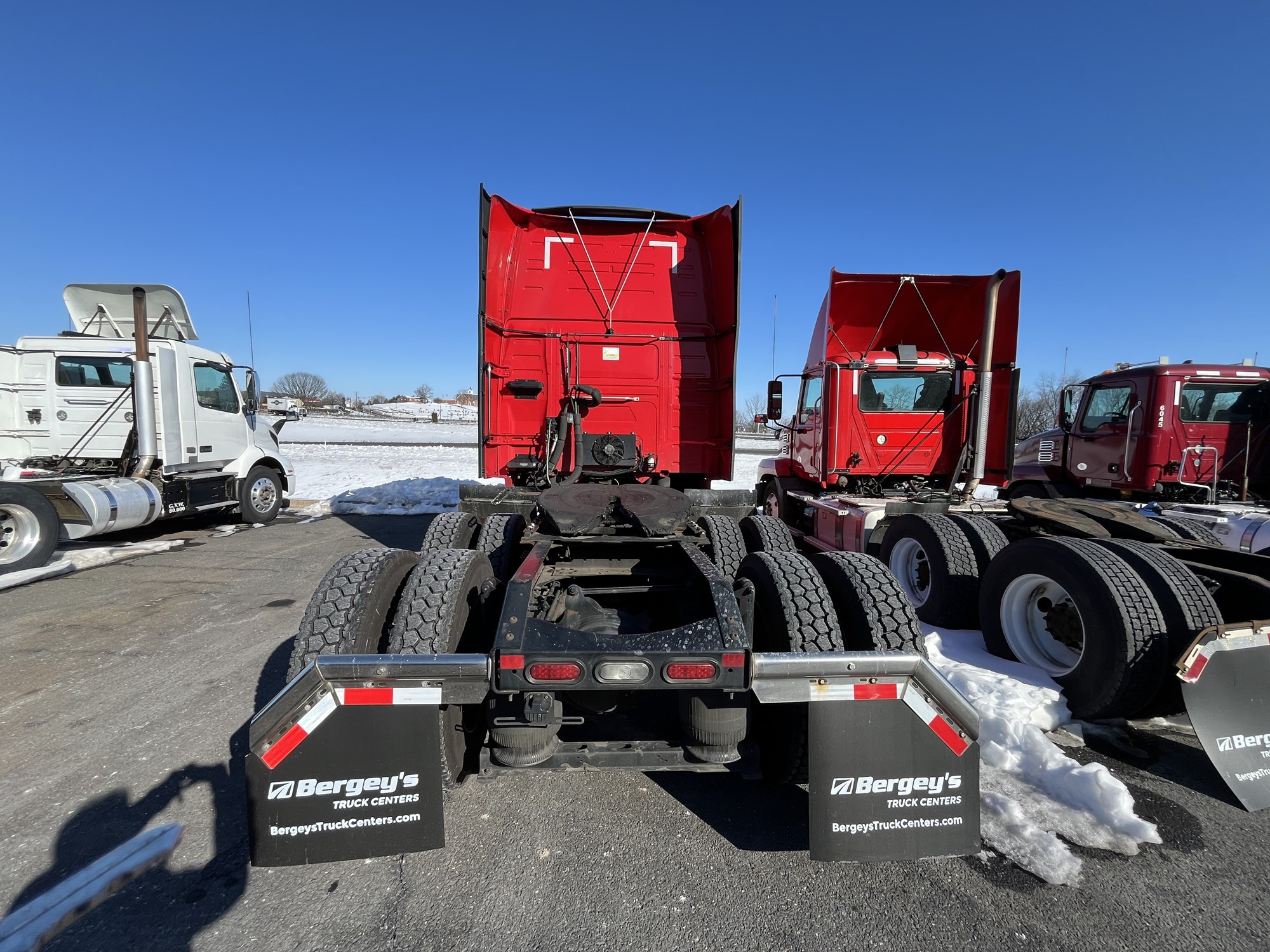 2022 Volvo VNL 860 - image 2