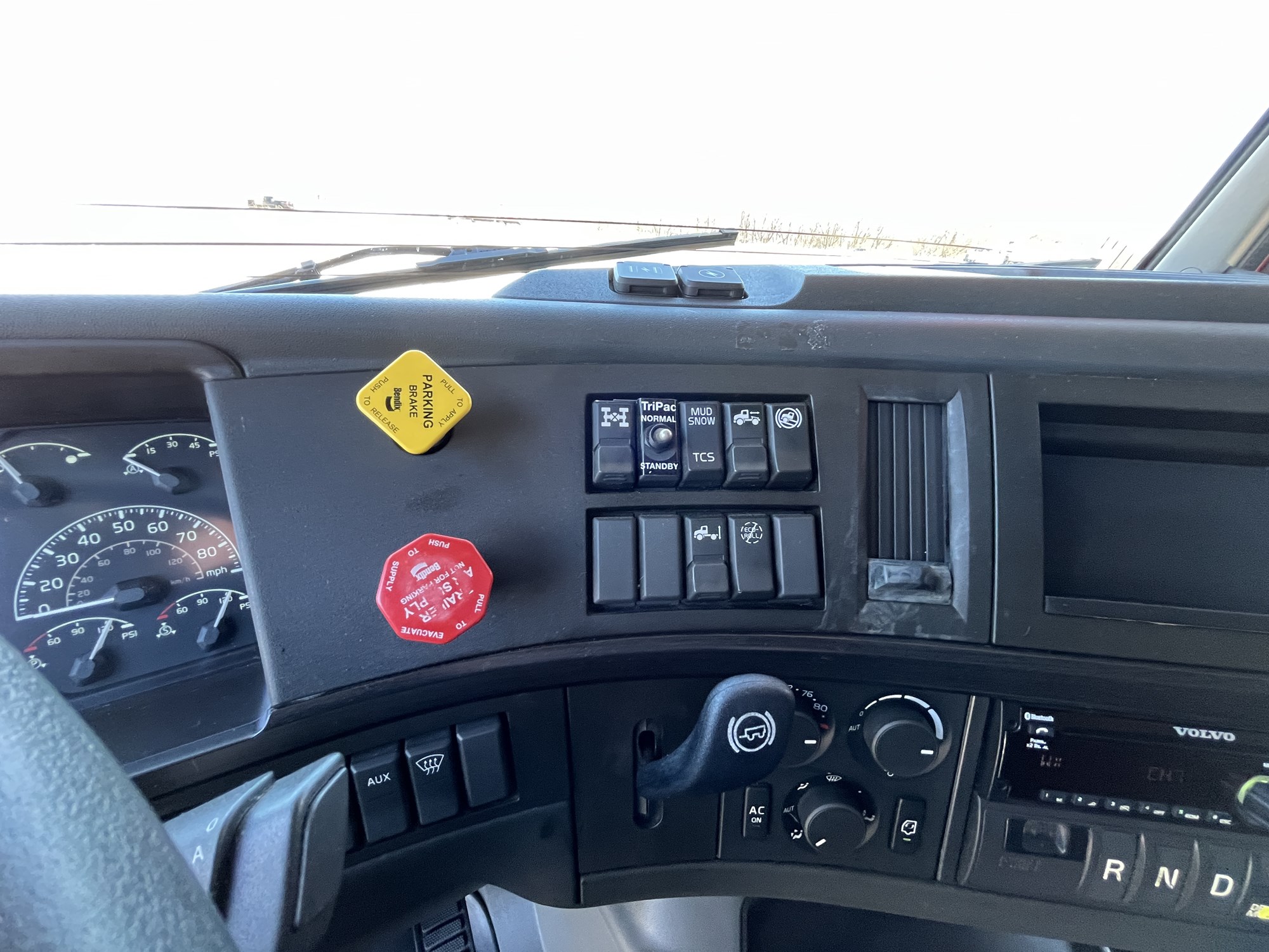 2022 Volvo VNL 860 - image 3