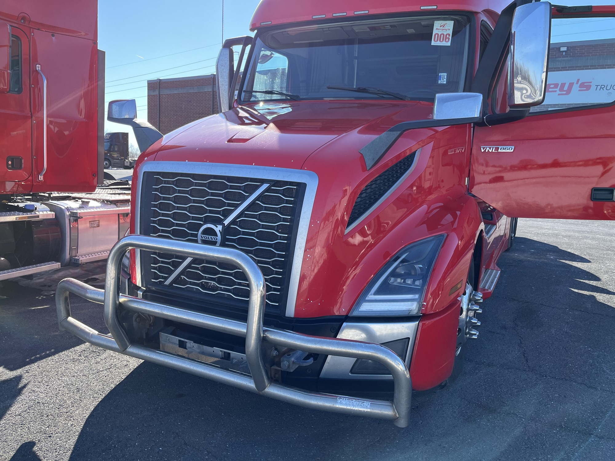 2022 Volvo VNL 860 - image 5