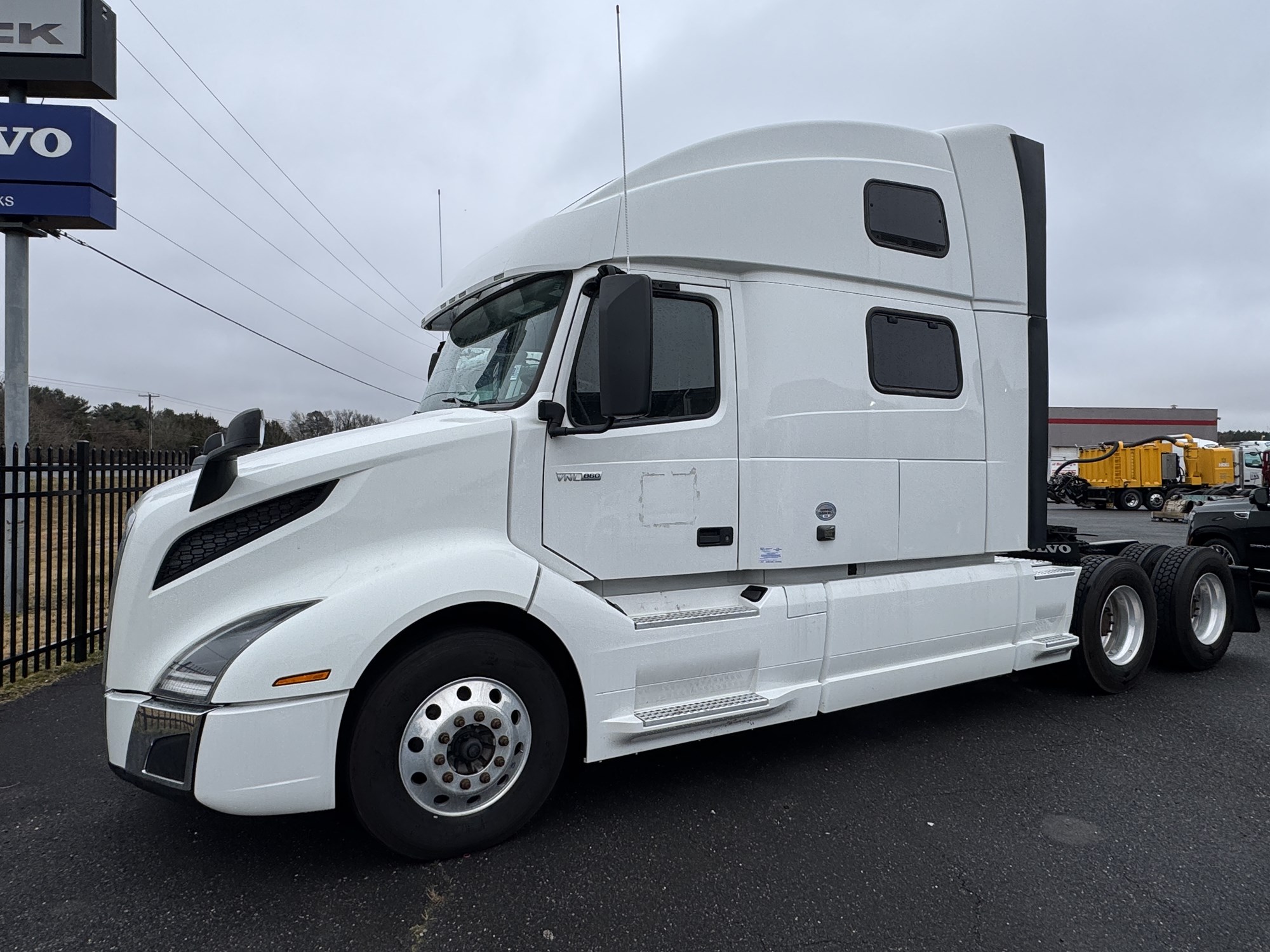 2023 Volvo VNL 860 - image 1