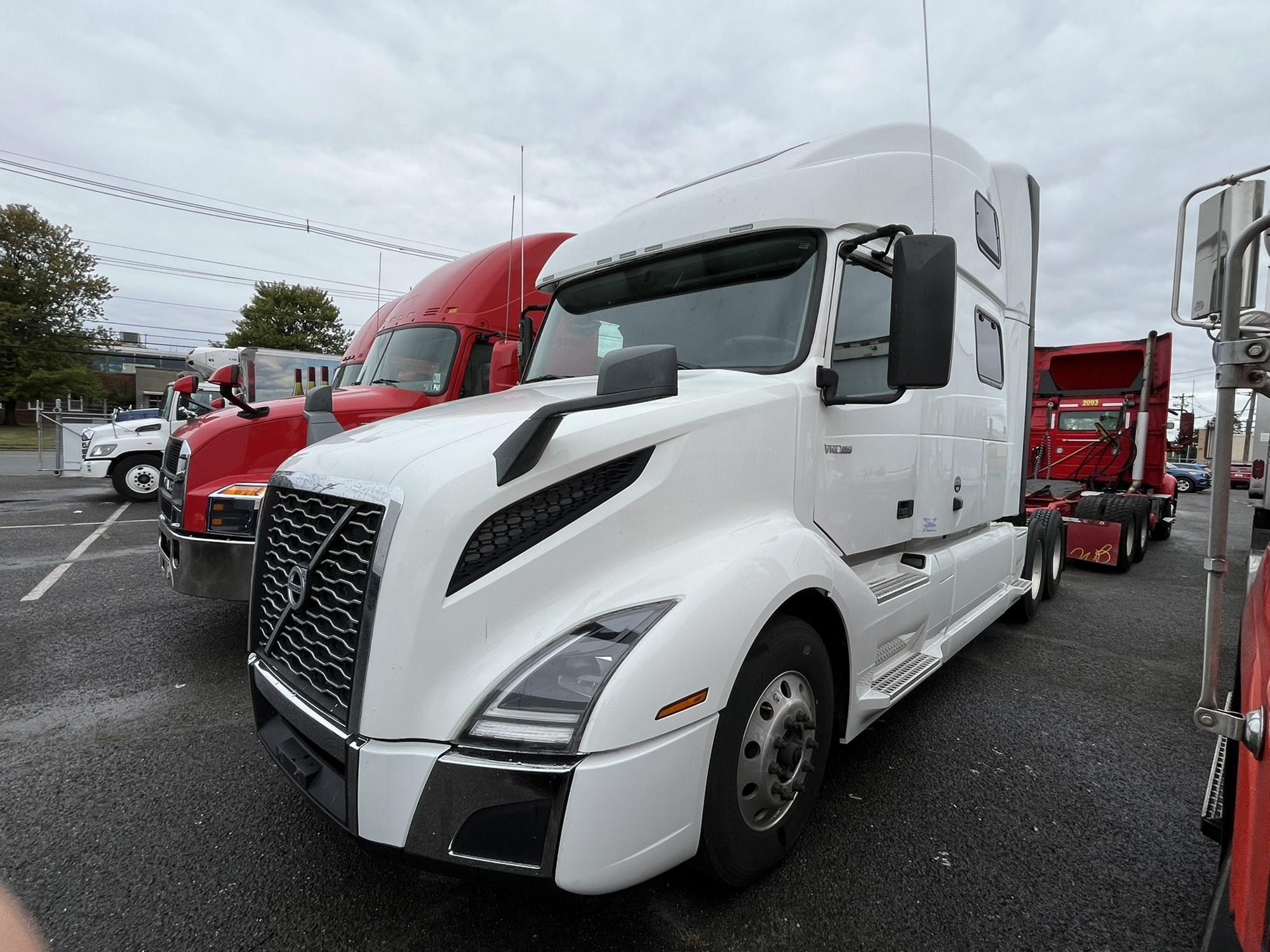 2023 Volvo VNL 860 - image 2